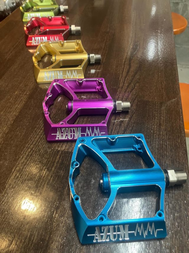 AZUM MTBフラットペダル

長野県安曇野市で開発生産している日本製MTBペダル

合同会社TRYNOWが設計・デザイン・生産しています。

樹脂ブッシュを採用してベアリングレスにする事で軸を短く太くしています。

部品故障によるトラブル少なさや整備性の良さを体感下さい。

AZUM MTB Flat Pedals

Japanese-made MTB pedals developed and manufactured in Azumino City, Nagano Prefecture.

Designed, engineered, and produced by TRYNOW LLC.

By adopting resin bushings instead of bearings, the axle is made shorter and thicker.

Experience the reduced risk of component failure and the excellent ease of maintenance.

#MTB
#downhill
#mtbdownhill
#ダウンヒルシリーズ 
#マウンテンバイク