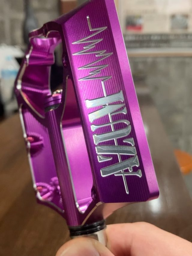 AZUM Pedal

この紫色のカラーアルマイトはAZUM製造拠点の長野県安曇野市にある「あやめ公園」に咲く菖蒲をイメージしています。

This purple anodized color is inspired by the irises that bloom in Ayame Park in Azumino City, Nagano Prefecture, where AZUM products are manufactured.

#mtb #mtbdownhill #mtbpedals #安曇野MTBコース
#azumino #AZUM #mtbダウンヒル