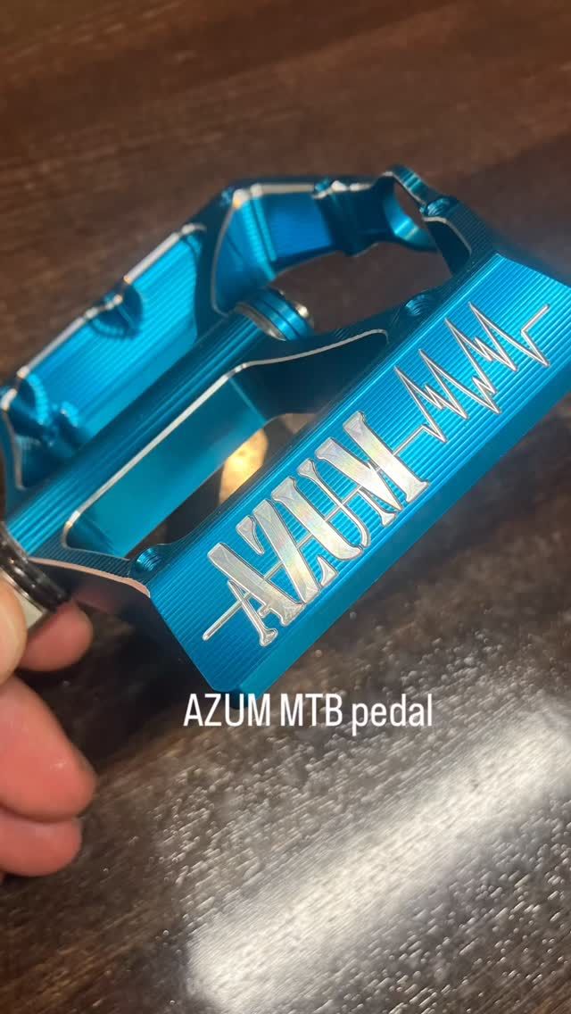 AZUM MTB Pedal

鮮やかなブルーカラーはAZUM製造拠点のある長野県安曇野市の山々によって磨かれた湧水をイメージしています。

AZUM MTB Pedalの特徴的な凹凸のあるデザインは湧水から生まれる河川の流れを表現しています。

AZUM MTB Pedal

The vibrant blue color is inspired by the spring water polished by the mountains surrounding Azumino City in Nagano Prefecture, where AZUM products are manufactured.

The distinctive textured design of the AZUM MTB Pedal represents the flowing rivers born from these natural springs.

#mtb #mtbdownhill #安曇野mtbコース #azum #azumino #downhill #mtbpedals #マウンテンバイク #ダウンヒル #mtblove